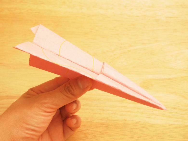 Как сделать из бумаги крутой самолет, который летает 1000000 метров?