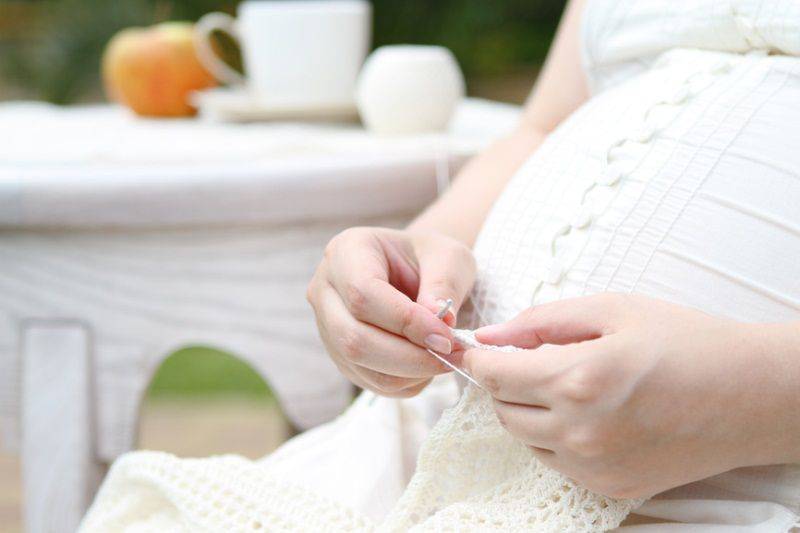 Можно ли беременным вязать спицами или крючком: мифы о вязании во время беременности