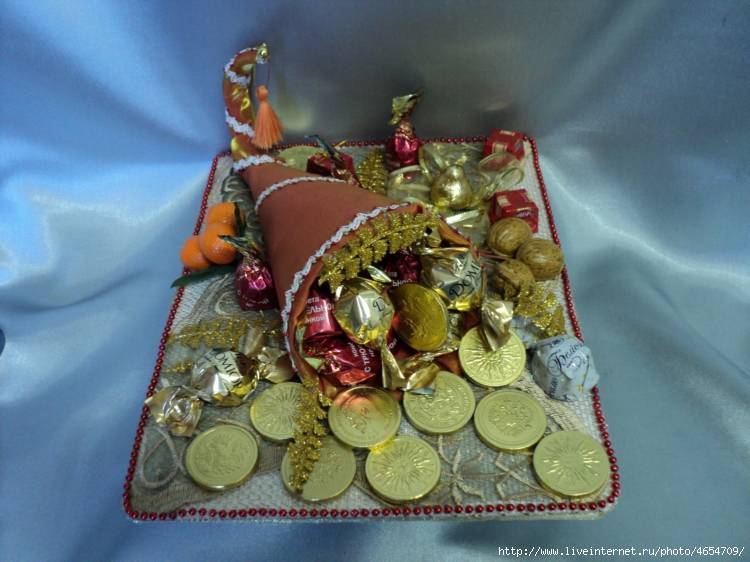 Подарочная композиция «подкова» с конфетами