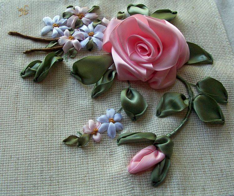Пошаговое вышивание цветов из атласных лент, мастер-класс по вышивке роз