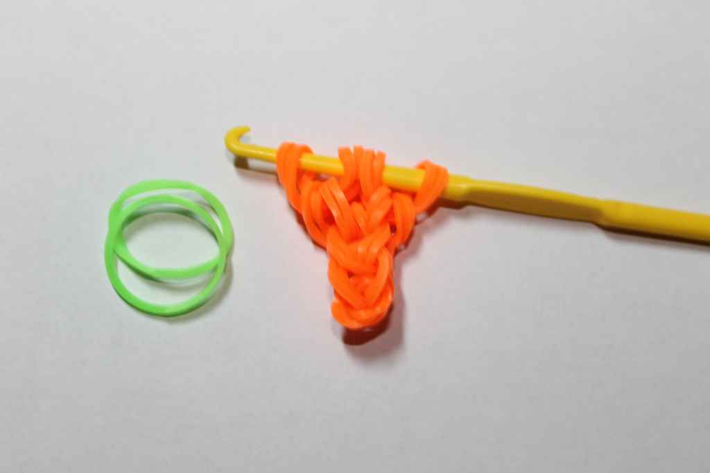 Фигурки для плетения из резинок на рогатке: игрушки банан, сердечко и звезда, мастер-класс для начинающих