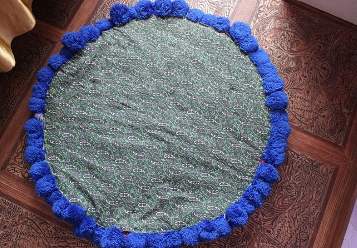 Создание коврика из сетки, ниток и помпонов