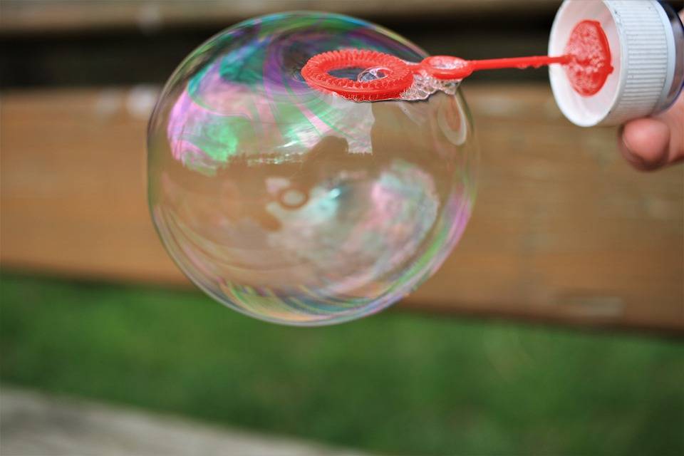 Как сделать шоу мыльных пузырей на детский праздник: рецепт раствора, пенная трубка для снежного шоу мыльных пузырей и другие приспособления для выдувания мыльных пузырей в домашних условиях. видео-обучение шоу мыльных пузырей | qulady